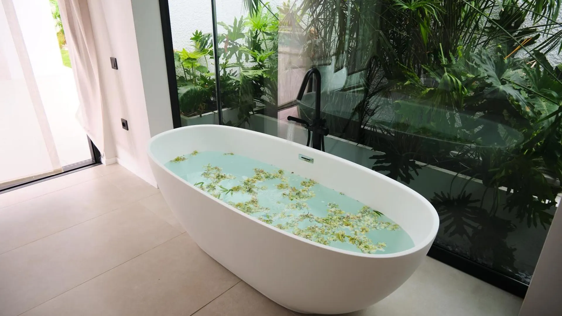 וילה פאטהיה Ashta Suites / Zen Suite